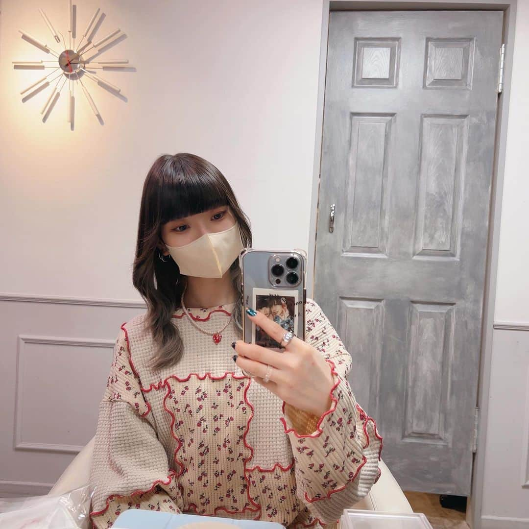 ピンキー！☆藤咲彩音のインスタグラム：「美容院いてきた✌🏻 ウルフを強めにしてもらって、 インナーカラーは「フォレストフォックス」(中田さん命名 深めのグリーンとアッシュっぽさっていう意味ですねきっと😇 @spica_nakada_ いつもあざます！ #原宿 #インナーカラー #アッシュ #ウルフカット」