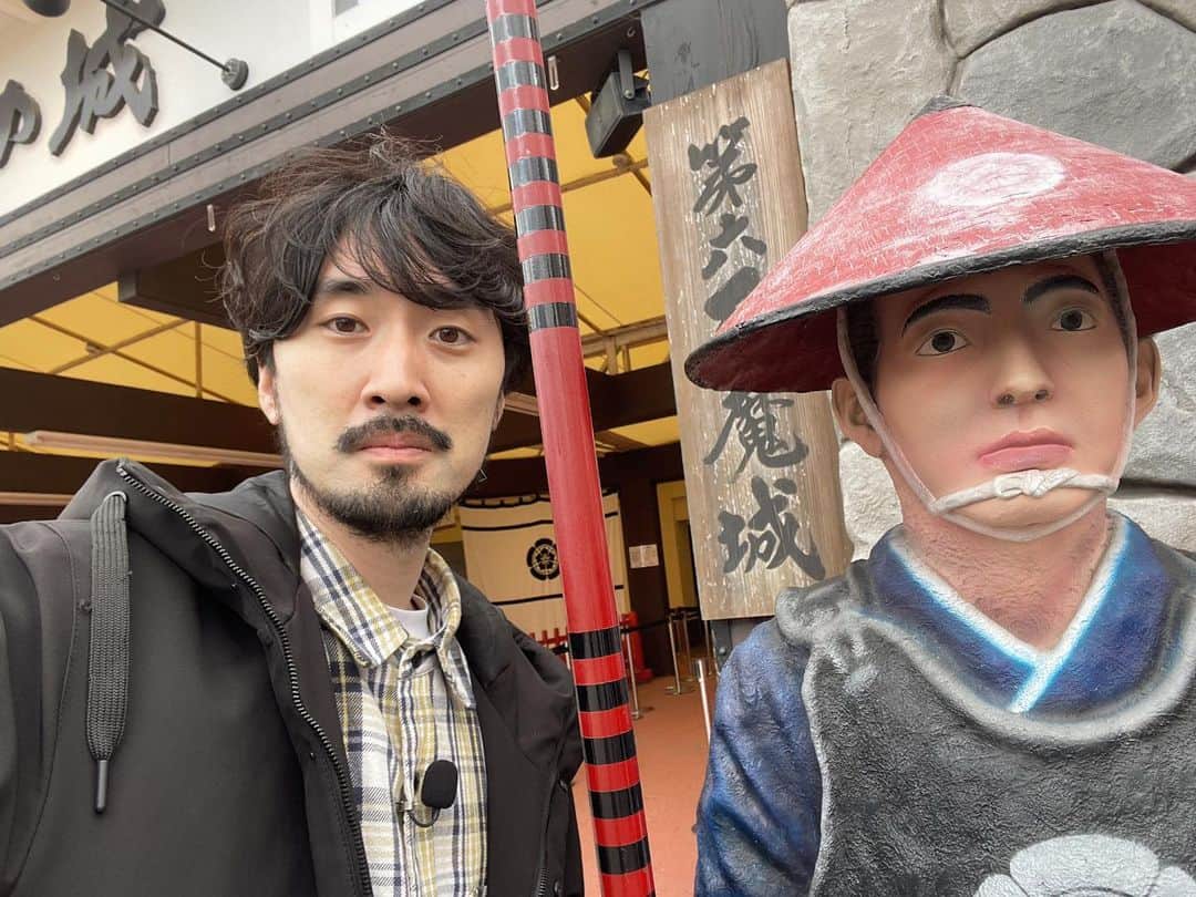 のインスタグラム：「右:足軽 左:尻重  ようみたら足軽めっちゃ鼻くそ詰まってた😂w  頑張ってる証拠やな。  #太秦映画村 #岡崎体育の京の観察日記  #京都 #夜の本気ダンス #鈴鹿秋斗 #尻が重たい」
