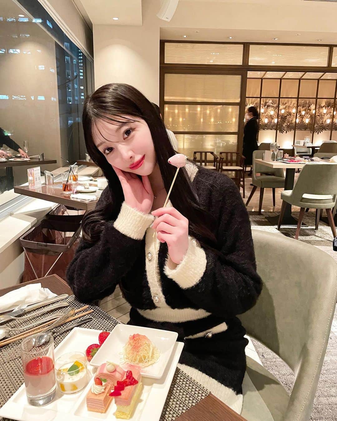 七瀬かれんのインスタグラム：「写真にあるよりも倍以上食べた👼🏻🫶🏻 目の前でお寿司握ってくれたり天ぷら揚げてくれたりガレット作ってくれたり出来たてをたくさん食べられて幸せ💕」