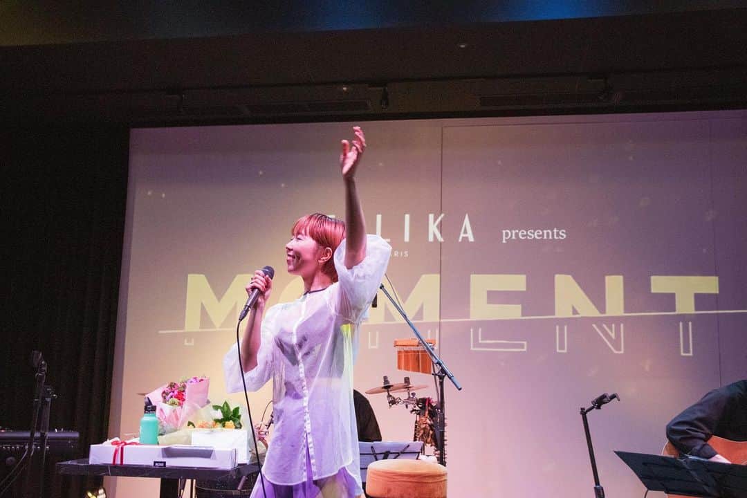 のインスタグラム：「2.15 ライブ🪩 寒い中、みなさん来てくれて 本当にありがとうございました。 初めてのBirthday Liveで コロナ禍になって以来初の 「声出しOK」とさせていただきました。 やっぱりみんなの声が聞けるのは嬉しかった。 みんなの「ラララ」泣けちゃったよね🥹 沢山の感謝の気持ちを込めて歌いました。 届いてたらいいな。 いつも本当にありがとう！！  みんな大好きって言ってくれたけどね 私も大好きだよ。  🌙  piano @hashimoto_shin  guitar @iffyguitar  percussion @matsushitapanao  ありがとうございました！  セットリスト 1.君とブルー 2.海へ行こう 3.Air Rhythm 4.愛の花 5.花/森山直太朗さん 6.HOME  2nd  1.切ないくらい、愛してた。  2.You've got a friend／キャロルキング 3.幸せになってよ 4.colors 5.Take you away 6.元気を出して en I want you back  photo by @achaaaan_cks」