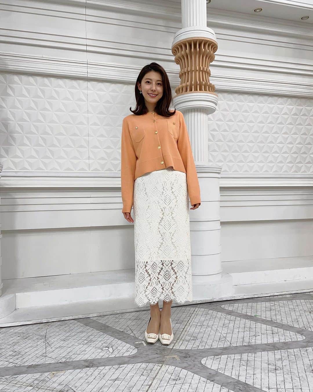 のインスタグラム：「. . Nスタカラーの衣装でした🧡 土曜日の報道特集もよろしくお願いします！  ———————- 2/16 トップス、スカート…stola.  2/15 ニットベスト、ワンピース…LOUNIE」