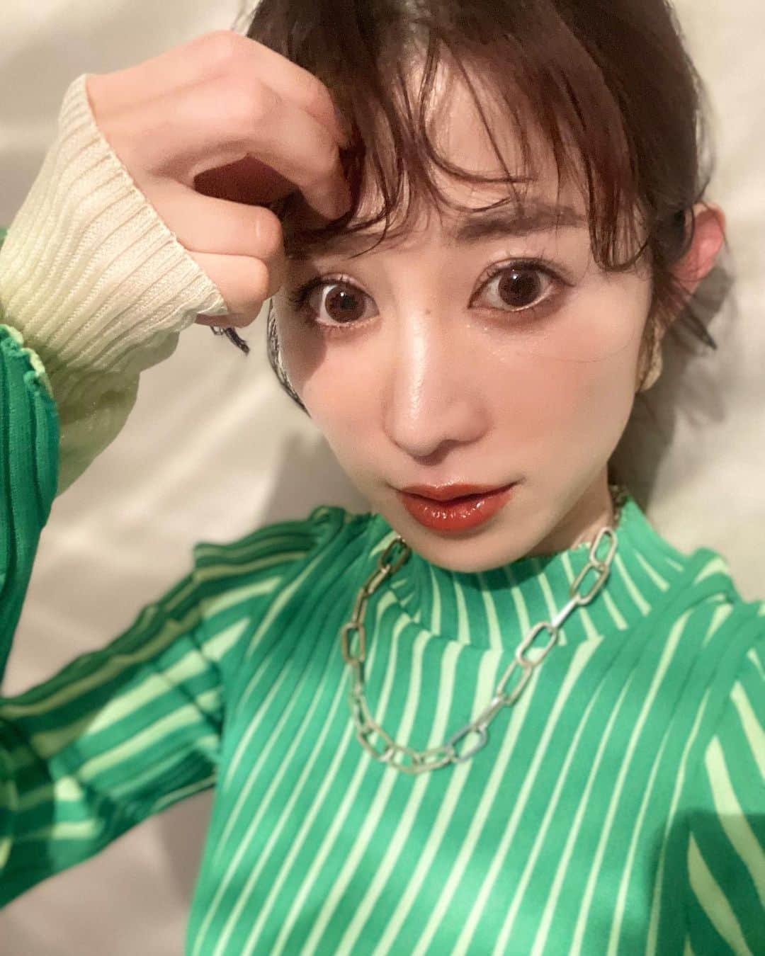 のインスタグラム：「すっかりハマった #haomii のメルティーフラワーリップティント💋 れもんクッキーは写真だと茶系に見えるけど、 しっかりれもん色。 パッと明るい色味だけど馴染むので仕事でも使いやすい👀  3枚目、ティントが残る腕（上のほう）しっかりつきます💨  昔はティントがなくて 何回も塗り直してたけど 本当に便利な世の中になったわ....✨  一一一一一一一一一一一一一 #リップ#ティントリップ  #ハオミー#メイク道具  #メイク#メイク用品」
