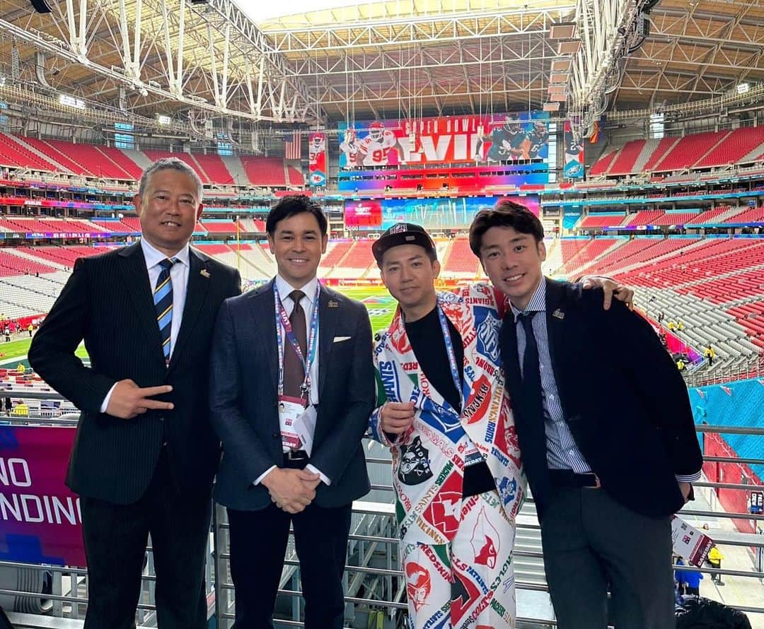 山﨑誠さんのインスタグラム写真 - (山﨑誠Instagram)「🏈 改めて、第57回スーパーボウル、 現地アリゾナより中継させて頂きました。  スーパーボウルは高校時代、 アメリカンフットボール部だった私にとって特別な場所。  オリンピックのような長期間ではなく、 1日の試合の為に、 15分のハーフタイムショーの為に、 ここまでやるんだという、スポーツイベントの最高峰。  ゲストの綾部さん、解説の森さんをはじめ、 凄く良い中継チームでした。  58回が早くも楽しみ。 開催地は…ラスベガスです🎰☺️  #綾部祐二 #森清之  #superbowl  #nfl  #chiefs #eagles #rihanna」2月17日 0時12分 - yamazaki.makoto08