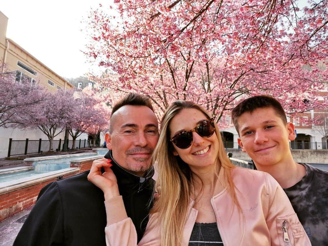 ミカエル・ミシェルのインスタグラム：「Cherry blossom 🌸 + family 👨‍👩‍👦= ❤️」