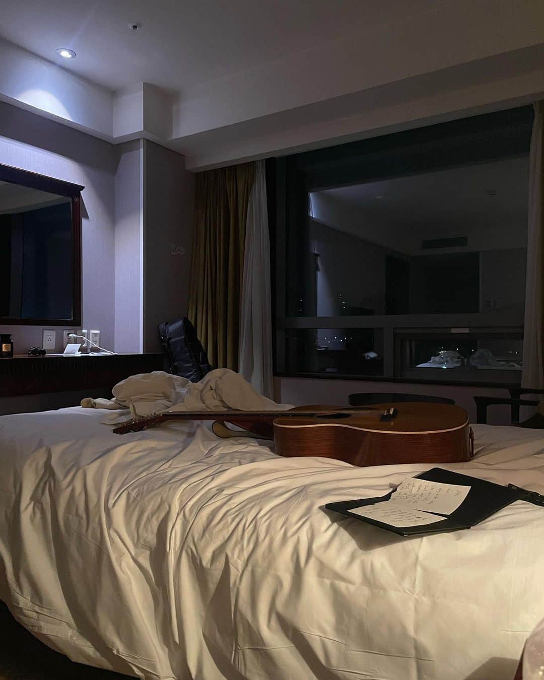 ユ・スンウさんのインスタグラム写真 - (ユ・スンウInstagram)「대구 호텔에서 야밤에 디토  내일 대구에서 봐요 여러분🌉  #뉴진스 #ditto」2月17日 0時27分 - yuseungw00