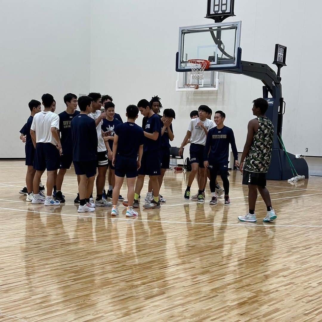 馬瓜エブリンのインスタグラム：「キングスユースにもお邪魔しました！🏀✨」