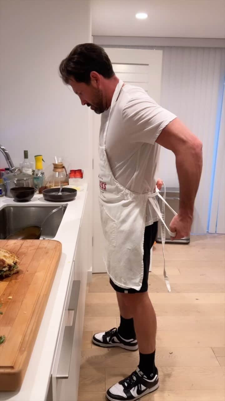 のインスタグラム：「Gender Reversal! Peta had way too much fun with this one.  Especially the pickle part. Maks was actually cleaning 🤣😂  Comment ✋🏼 if you get this on the daily in your house!  #couples #home #comedy」