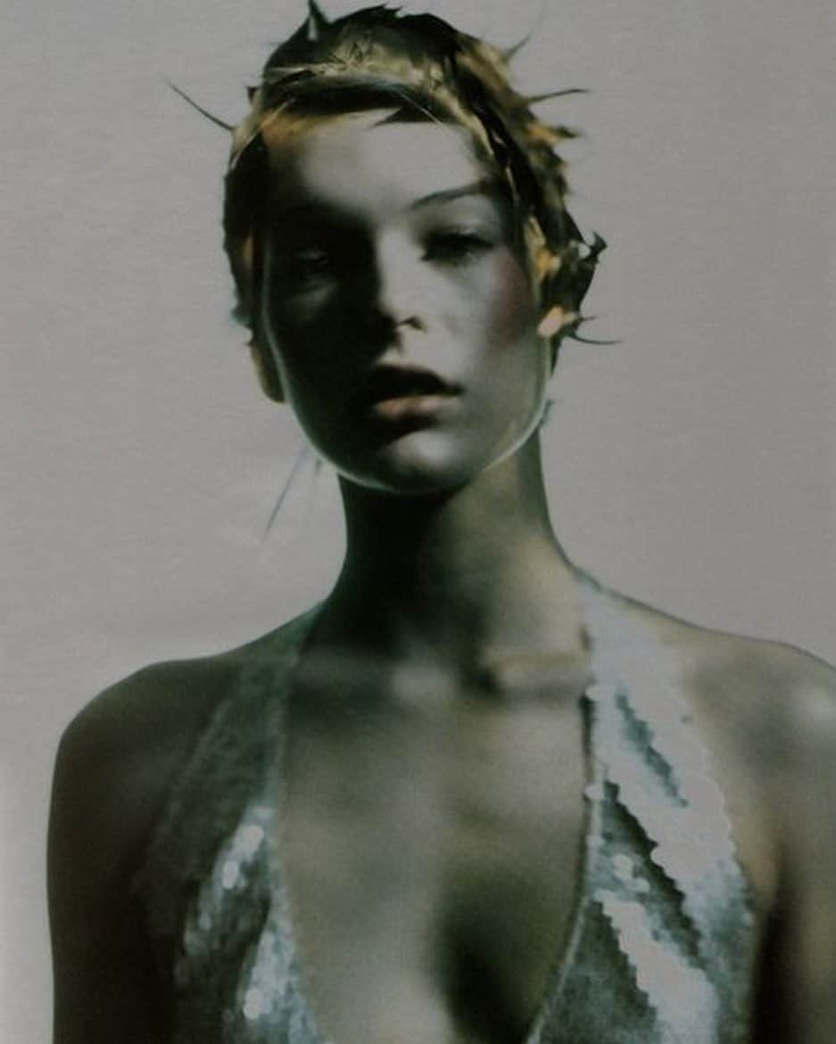 ミラ・ジョヴォヴィッチのインスタグラム：「Throw Back Thursday 🦋  From the pages of @vogueitalia  Photography from the maestro  Paolo Roversi @roversi  Hair by the incredible @juliendys   After having three girls my memory is fuzzy on the glam team who deserve credit for the exquisite hair, make up and styling. If you know, can you please share their names in comments so that I can properly tag? Thanks!! Xx  #paoloroversi #vogueitalia #millajovovich」