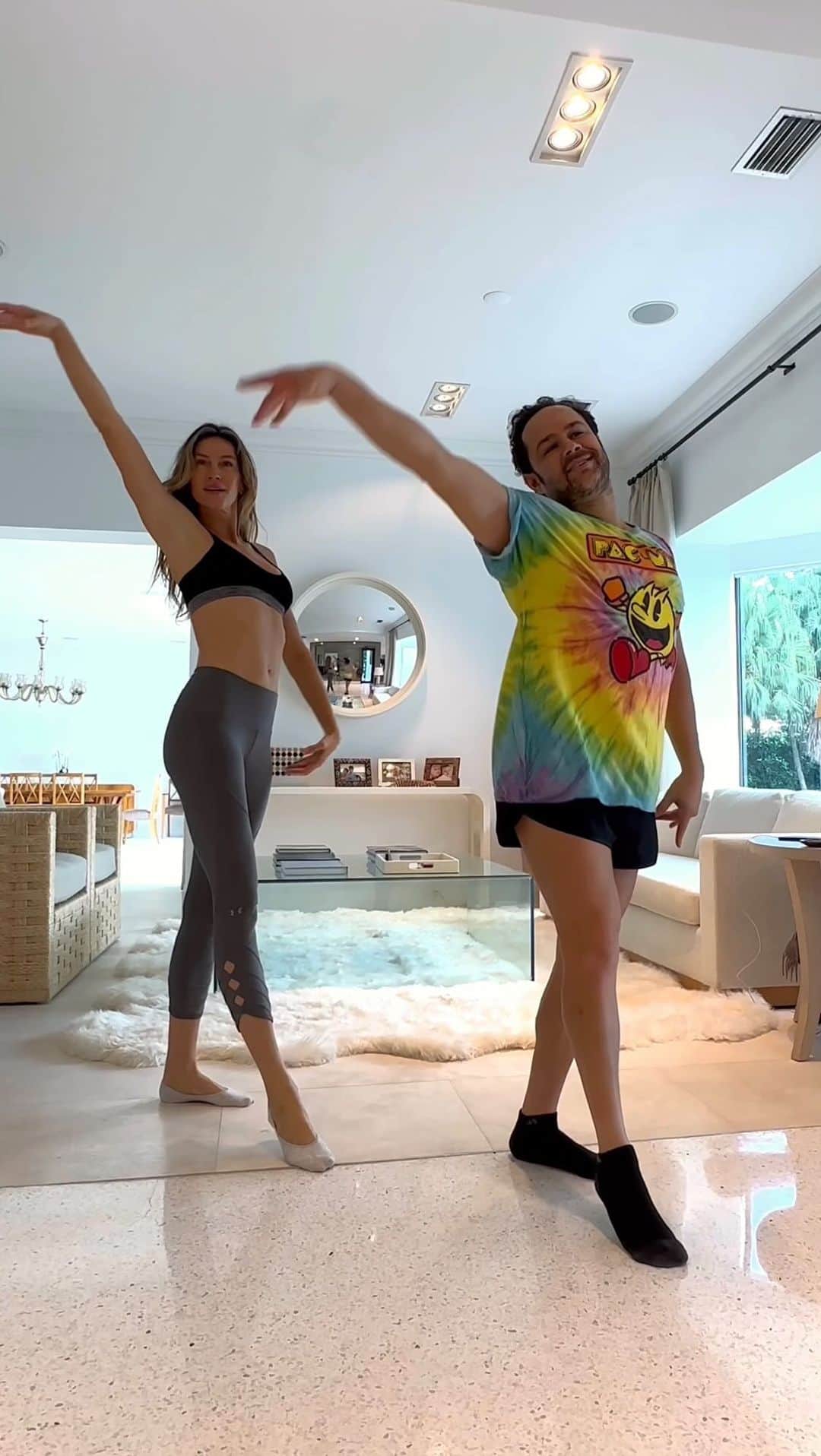 ジゼル・ブンチェンのインスタグラム：「Getting in the mood for carnival! 💃🏼✨🎉 Entrando no clima do Carnaval! @justneto」