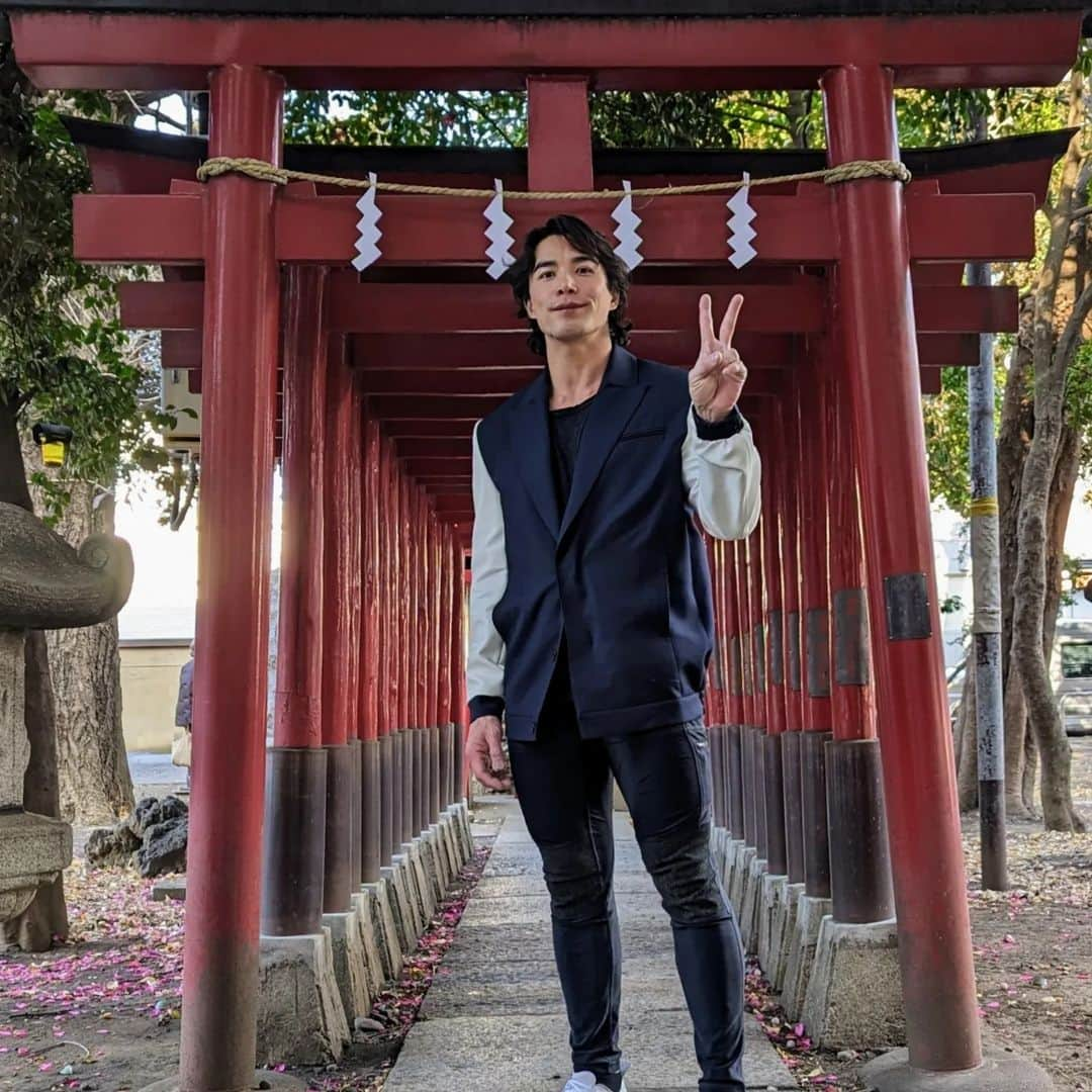 ルーディ・リンのインスタグラム：「I saw and learned so much during my short time in Japan. The whole trip I was surprised and so happy to discover the shared abundance embedded in our collective cultural memories. From our homes to the food to our languages, through all these things I see that we've experienced similarities and differences, joy and pain, love and war for thousands of years.   I get so much happiness from seeing us mix and mingle and yet it hurts so much to learn how we have done and are still capable of doing tremendous harm to one another.   I wish I could convey in words the feeling in my heart that we are truly one family. If one day we can behold one another as kindred spirits; if one day there can be peace in the east, I know that would go a long way toward paving a path of peace for all humanity.  Sayonara! Mata me! Jaa ne! Until next time!  Warning: photos about to take a big dump.」