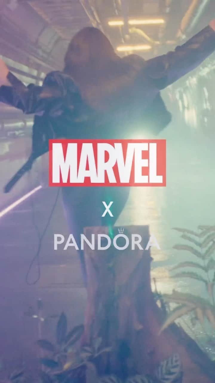 アリ・シンプソンのインスタグラム：「tapping into a new world within the MARVEL universe with @theofficialpandora.. 🪩📼🪐🛸💜✨🌌👁️ their new Guardians Of The Galaxy collection is unmatched.. what’s your superpower? (dancing counts) #MarvelxPandora #ShotForPandora」