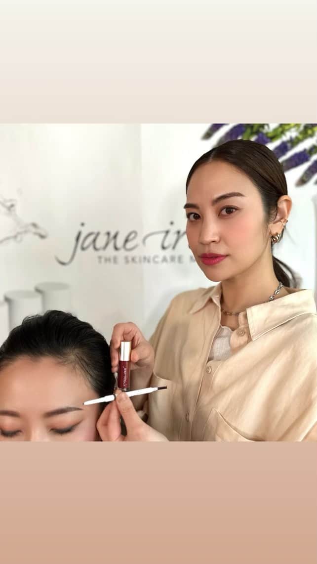 ジェーン・アイルデールのインスタグラム：「【LIVE】✨アイブロウメイク✨ 簡単裏ワザで一気に印象垢抜けるアイブロウメイクアップのご紹介でした  アイブロウリスト&メイクアップアーティストのAIKAさん、ありがとうございました❤️」
