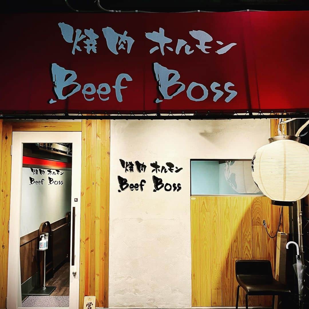 田辺晋太郎さんのインスタグラム写真 - (田辺晋太郎Instagram)「【What a fun Yakiniku！！Big Boss in 川崎 八丁畷】  今焼肉ラバーの間で最もホットな話題の店 #beefboss 。こちらは #焼肉ディープエリア として名高い #川崎 にある #八丁畷 という駅のそば、#焼肉屋 も周りにたくさんある中 予約殺到の新星である。  店に入るなり店主  #郭テヨン さんの元気な「いらっしゃいませっ！！！」でお出迎え、こんな腹から声出てる店主に会うのは初めてかもしれない。この時点でこの方がどれだけ真剣にお客に向き合おうとしているのかが推し量れる。  最高品質の山形牛、仙台牛の正肉、タン、サガリを炭火とガスロースター、店主が焼いたり客が焼いたりという中に優しくも心をつかむキムチやナムルが織り交ぜられる焼肉と #肉割烹 と #韓国料理店 のいいとこ取りな構成。  特に素晴らしかったのはレアステーキにした #レバー にクリームチーズ、白味噌、などを合わせたものに乗せカシスリキュールを煮詰めたソースをかけパルメジャーノレッジャーノをかけてバンズでサンドしたレバーステーキバーガー！！ これは世界でここしか出していない、出せないメニューだろう、圧巻の旨さ。  そして肉だけが凄いわけではない事を証明するのがこの海鮮盛。 3種類の韓国醤油をブレンドした店主のオモニ直伝の醤油漬けが鳥肌モノの美味しさで、牡蠣、帆立、天使の海老の醤油漬けは脳裏に焼きついた。  また、韓国ではおめでたい時には必ず食べると言われているワカメ、このわかめのムチムは食感、温度、塩梅どれをとっても超一流の感動モノ！！  〆のタン、牛スジカレーは専門店出せるレベルであるとともにスープの美味しさは #ハワイ の #アサヒグリル のオックステールスープ をさらに上品にしてなおかつコクを加えたような飛び切りのスープ、眠くないのに目が覚めた逸品。  極めつけはデザートの自家製バニラアイス！これ以上なく濃い卵黄とミルクの味わいは直球ストレート、大満足！！  肉も野菜も〆もすべて店主と相談しながら美味しく楽しく食事が進んでいく。  店主のテヨンさんは某有名焼肉店の専務としてバリバリ働いていて一年半前にようやく独立、つまりぽっと出の焼肉店ではなく仕入れ、仕込み、接客すべてが完成した状態でスタートしながらさらなる進化をこの八丁畷で繰り広げている。  一点の曇りもない掃除の行き届いた店内、整理整頓されたキッチンやディスプレイ、そして体中から湧き出す元気と声は兵役で軍隊にいる時に体に染み付いたものだそう。その経験が今この #ビーフボス の成功へすべてが良い影響になっているんだなぁと納得。  テヨンさんから与えてもらった元気と勇気と楽しさ、これはすべての飲食店スタッフ、#焼肉好き にとって最高のプレゼントになること間違いなし！！  ごちそうさまでした！  #肉マイスター #田辺晋太郎  #焼肉 #和牛 #yakiniku」2月17日 13時06分 - meat_meister_tanabe_shintaro