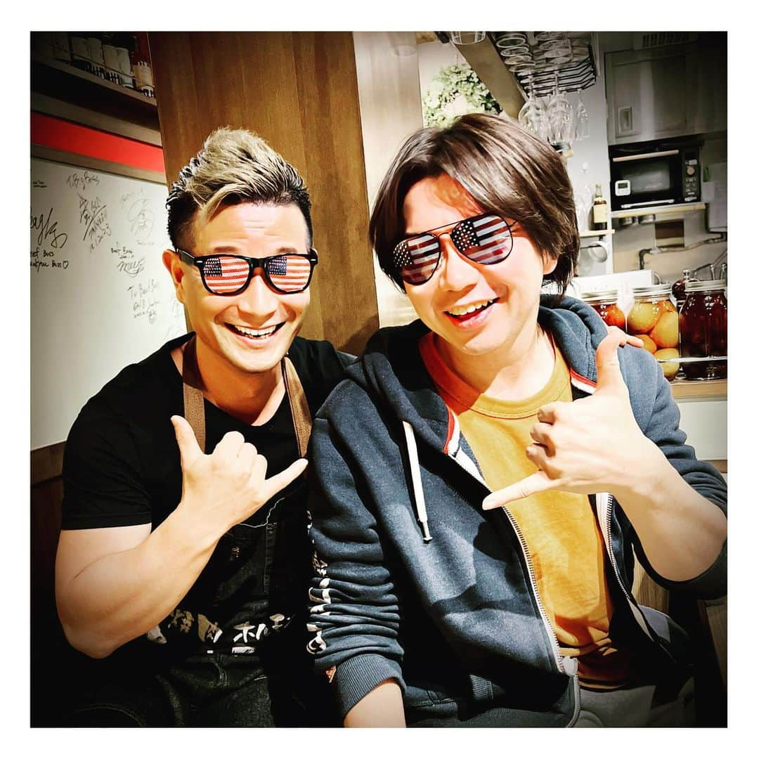 田辺晋太郎さんのインスタグラム写真 - (田辺晋太郎Instagram)「【What a fun Yakiniku！！Big Boss in 川崎 八丁畷】  今焼肉ラバーの間で最もホットな話題の店 #beefboss 。こちらは #焼肉ディープエリア として名高い #川崎 にある #八丁畷 という駅のそば、#焼肉屋 も周りにたくさんある中 予約殺到の新星である。  店に入るなり店主  #郭テヨン さんの元気な「いらっしゃいませっ！！！」でお出迎え、こんな腹から声出てる店主に会うのは初めてかもしれない。この時点でこの方がどれだけ真剣にお客に向き合おうとしているのかが推し量れる。  最高品質の山形牛、仙台牛の正肉、タン、サガリを炭火とガスロースター、店主が焼いたり客が焼いたりという中に優しくも心をつかむキムチやナムルが織り交ぜられる焼肉と #肉割烹 と #韓国料理店 のいいとこ取りな構成。  特に素晴らしかったのはレアステーキにした #レバー にクリームチーズ、白味噌、などを合わせたものに乗せカシスリキュールを煮詰めたソースをかけパルメジャーノレッジャーノをかけてバンズでサンドしたレバーステーキバーガー！！ これは世界でここしか出していない、出せないメニューだろう、圧巻の旨さ。  そして肉だけが凄いわけではない事を証明するのがこの海鮮盛。 3種類の韓国醤油をブレンドした店主のオモニ直伝の醤油漬けが鳥肌モノの美味しさで、牡蠣、帆立、天使の海老の醤油漬けは脳裏に焼きついた。  また、韓国ではおめでたい時には必ず食べると言われているワカメ、このわかめのムチムは食感、温度、塩梅どれをとっても超一流の感動モノ！！  〆のタン、牛スジカレーは専門店出せるレベルであるとともにスープの美味しさは #ハワイ の #アサヒグリル のオックステールスープ をさらに上品にしてなおかつコクを加えたような飛び切りのスープ、眠くないのに目が覚めた逸品。  極めつけはデザートの自家製バニラアイス！これ以上なく濃い卵黄とミルクの味わいは直球ストレート、大満足！！  肉も野菜も〆もすべて店主と相談しながら美味しく楽しく食事が進んでいく。  店主のテヨンさんは某有名焼肉店の専務としてバリバリ働いていて一年半前にようやく独立、つまりぽっと出の焼肉店ではなく仕入れ、仕込み、接客すべてが完成した状態でスタートしながらさらなる進化をこの八丁畷で繰り広げている。  一点の曇りもない掃除の行き届いた店内、整理整頓されたキッチンやディスプレイ、そして体中から湧き出す元気と声は兵役で軍隊にいる時に体に染み付いたものだそう。その経験が今この #ビーフボス の成功へすべてが良い影響になっているんだなぁと納得。  テヨンさんから与えてもらった元気と勇気と楽しさ、これはすべての飲食店スタッフ、#焼肉好き にとって最高のプレゼントになること間違いなし！！  ごちそうさまでした！  #肉マイスター #田辺晋太郎  #焼肉 #和牛 #yakiniku」2月17日 13時06分 - meat_meister_tanabe_shintaro