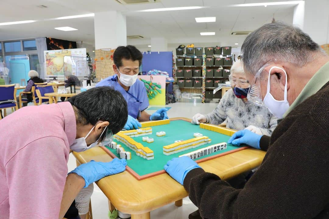 平成医療福祉グループさんのインスタグラム写真 - (平成医療福祉グループInstagram)「グループのサイトで新着記事がアップ💡プロフィールのリンクからご覧ください👆  ================== 【いつもどおりをあきらめない】 利用者さんの主体的な活動を促し「できること・やりたいこと」を進めるデイサービスへ ==================  今回は「平成デイサービスセンター南本宿」（神奈川県横浜市旭区）をピックアップ✅  利用者さんの意思を尊重し、主体的な活動を促すことで、QOL向上を図る取り組みや、利用者さんたちの「農業をやりたい」という声から始まった「南本宿ガーデン」の活動を中心にご紹介します🍅🌽  ぜひ記事をご覧ください🙌  記事URL  前編：https://hmw.gr.jp/info/id_7861/ 後編：https://hmw.gr.jp/info/id_7930/  #平成医療福祉グループ #HMW #絶対に見捨てない #医療 #福祉 #リハビリテーション #地域とともに #ヴィラ南本宿 #平成デイサービスセンター南本宿 #神奈川県 #横浜市 #旭区 #特養 #介護施設 #特別養護老人ホーム #ショートステイ #デイサービス #高齢者福祉 #福祉の仕事 #介護の仕事 #QOL #QOL向上 #QOLの向上 #農業 #菜園 #菜園のある暮らし #いつもどおりをあきらめない #自分たちで決めることの大切さ💪」2月17日 13時00分 - hmw_group