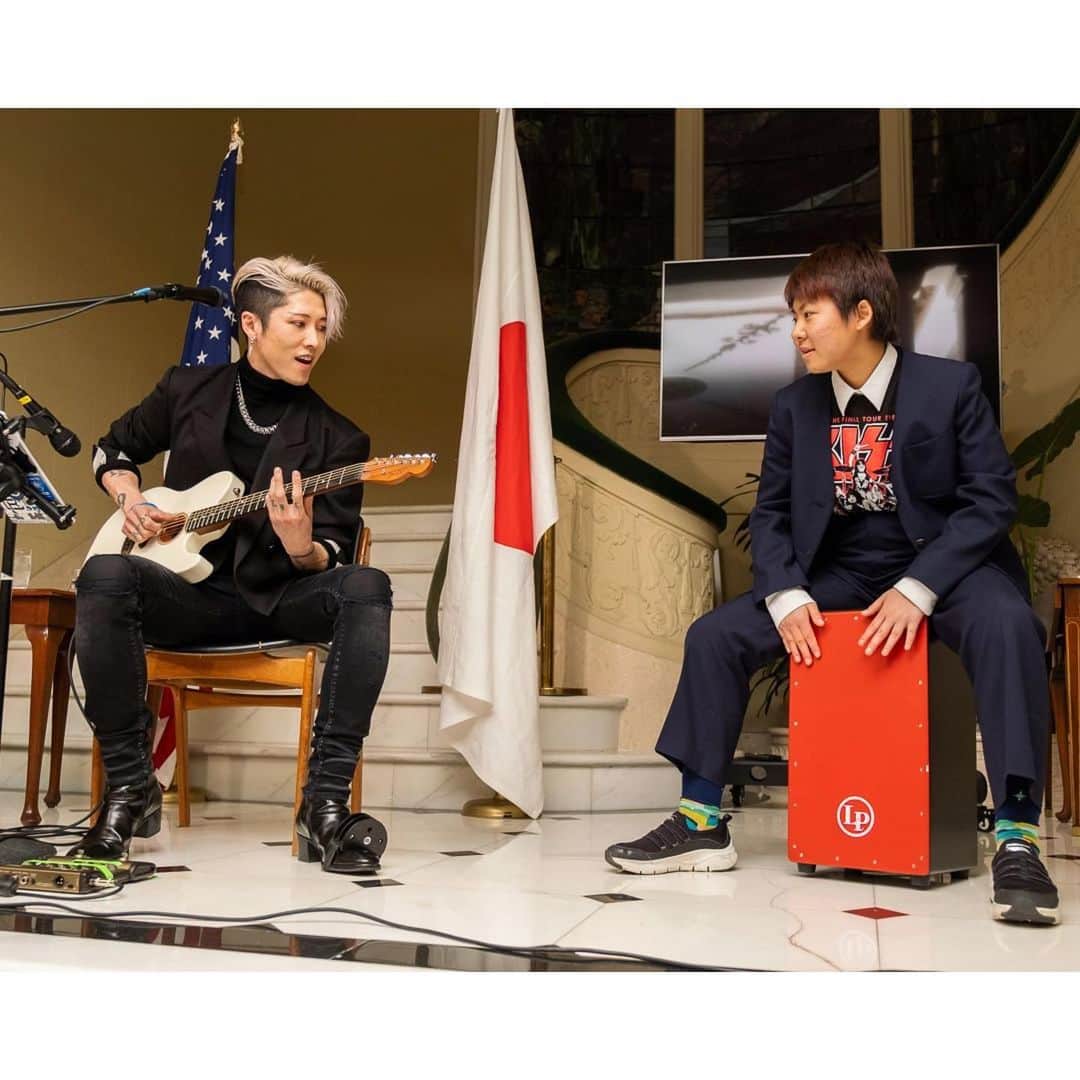 雅-MIYAVI-のインスタグラム：「Such an honor to rock out at the Japanese consulate in San Francisco  @japaninsf with @yoyoka_drums thanks for having us 🇯🇵🤝🇺🇸  サンフランシスコ日本領事館にて、ヨヨカちゃんと。お招きありがとうございました🙏🏻」