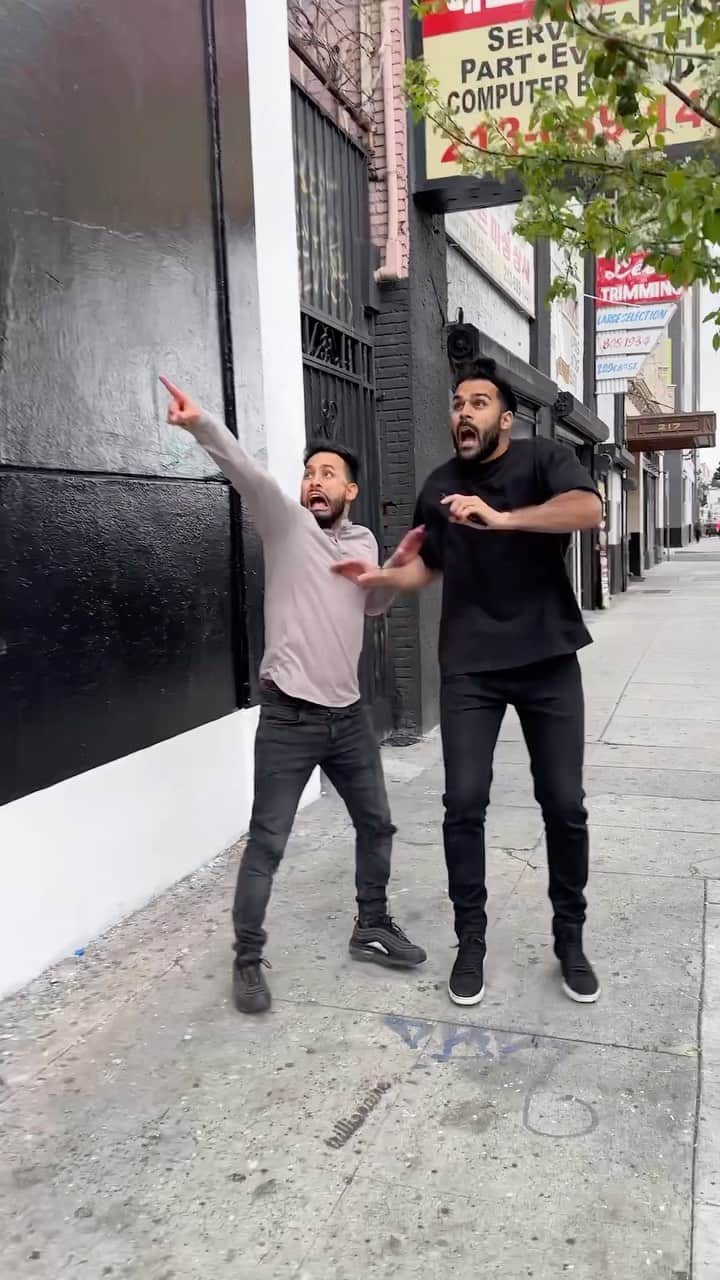 Anwar Jibawiのインスタグラム：「When girls see wings 🦋」