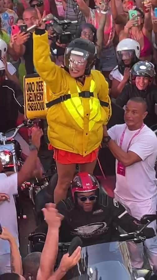 Claudia Leitteのインスタグラム：「Olha quem chegouuu, pessoaaaal: O @zedelivery entregando tuuudo pra começar o melhor Carnaval do mundo com ela: Claudia Leitte!!!! #CarnavalClaudiaLeitte #RealVerso #ZéEntregaTudo」