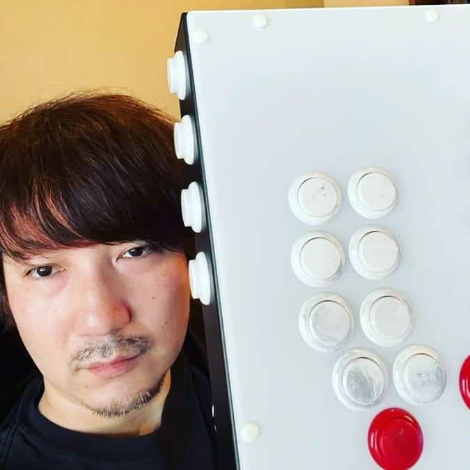梅原大吾のインスタグラム：「カプカップ、自宅から応援してます！ Best of luck to everyone competing in Capcom Cup today. Watching along at home. #CCIX #CC2022  ヒトボ商品ページはプロフィール でチェック  Hit Box link in bio.   #sponsored by @hitboxarcade」