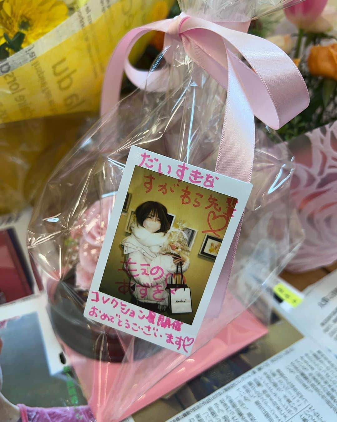 魔女菅原さんのインスタグラム写真 - (魔女菅原Instagram)「「菅原初代コレクション展　願わくば、手のひらいっぱい」、きのうはもえあずちゃんが来てくれました。 たくさんお話しして、楽しい時間でした。  艶々のお肌で屈託のない笑顔は出会った頃のままです。ドームに入ったピンク系の薔薇のブーケもありがとうございました。 #もえあず　#菅原初代　#彩画堂」2月17日 7時26分 - hatsuyosugawara