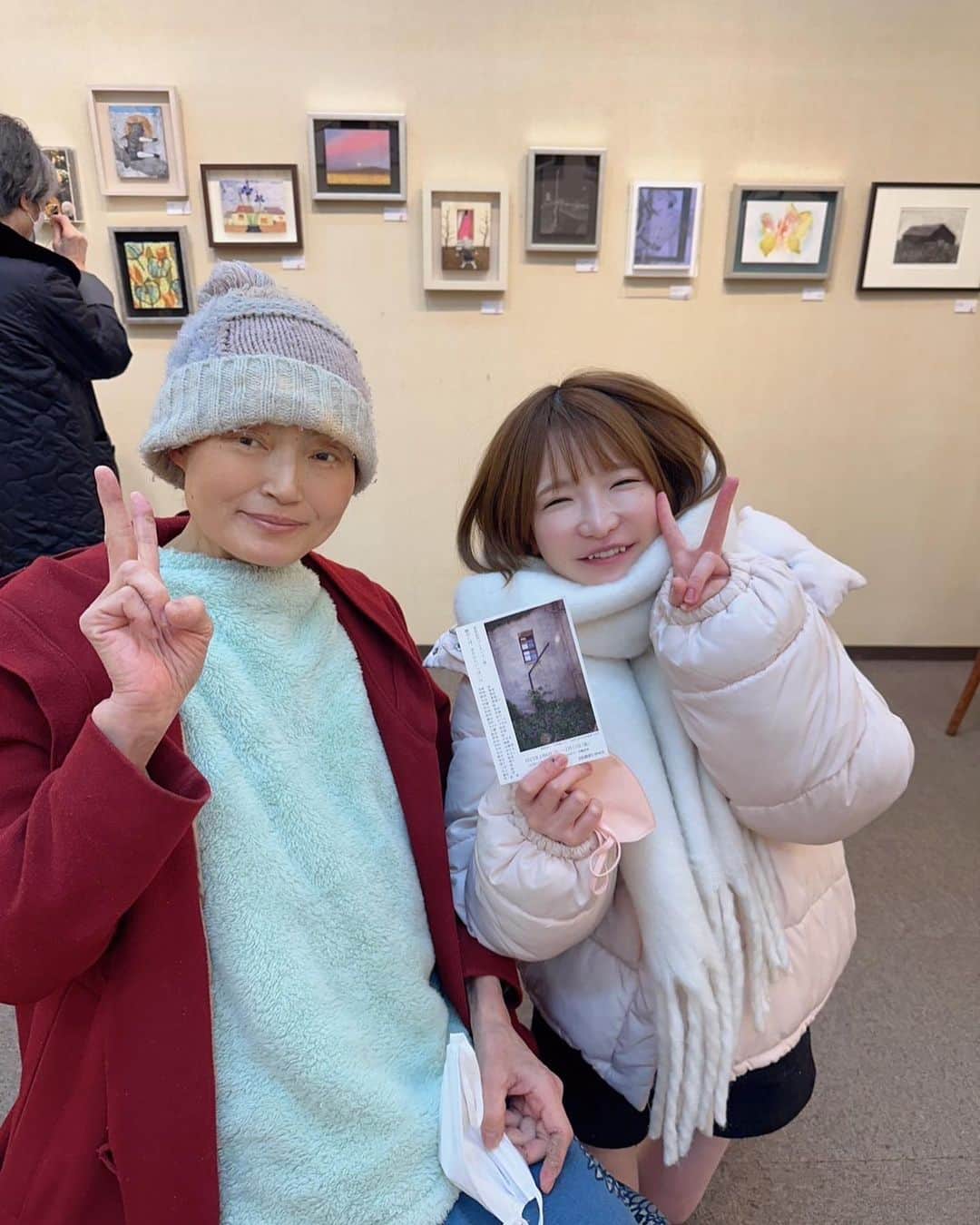 魔女菅原さんのインスタグラム写真 - (魔女菅原Instagram)「「菅原初代コレクション展　願わくば、手のひらいっぱい」、きのうはもえあずちゃんが来てくれました。 たくさんお話しして、楽しい時間でした。  艶々のお肌で屈託のない笑顔は出会った頃のままです。ドームに入ったピンク系の薔薇のブーケもありがとうございました。 #もえあず　#菅原初代　#彩画堂」2月17日 7時26分 - hatsuyosugawara