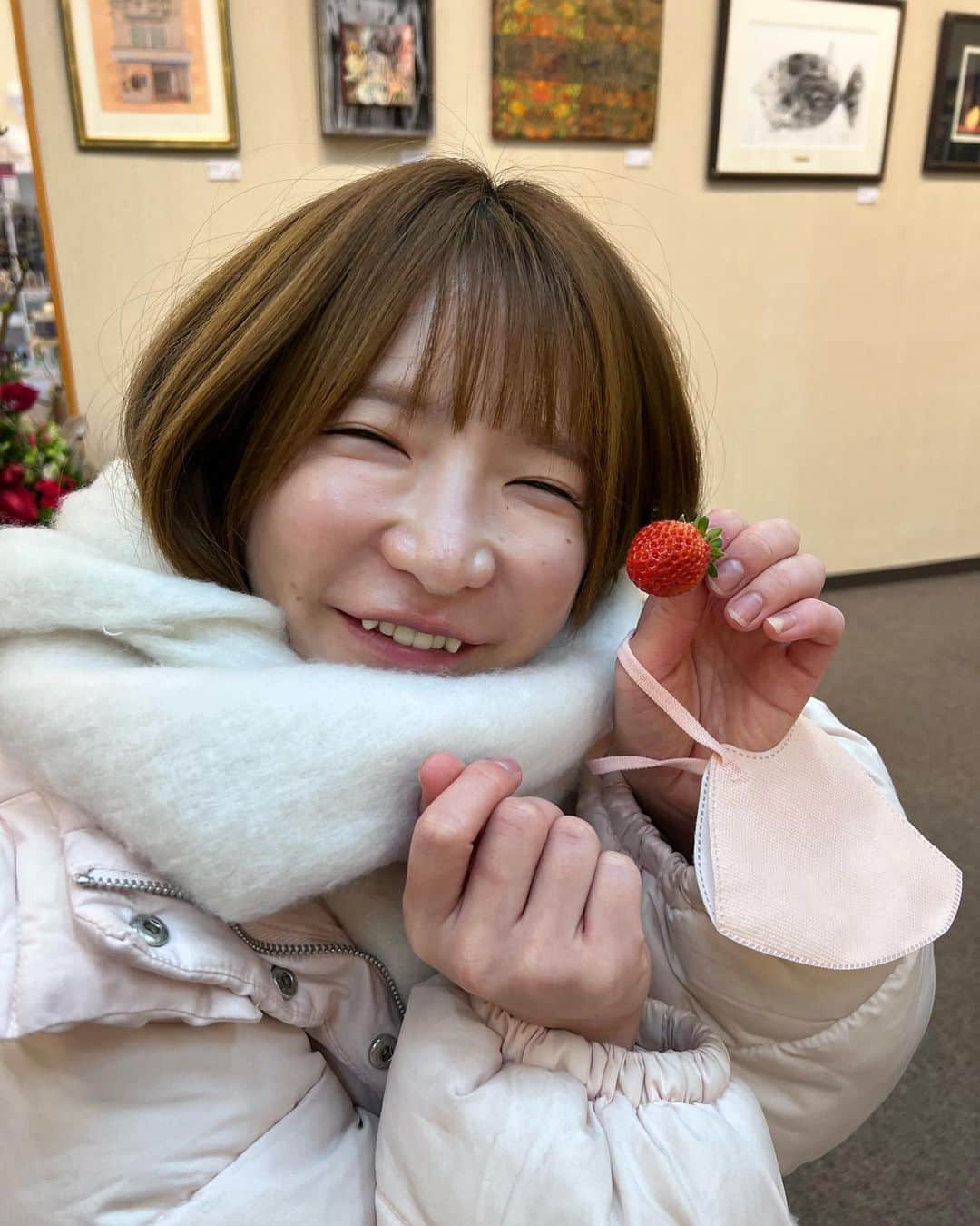 魔女菅原さんのインスタグラム写真 - (魔女菅原Instagram)「「菅原初代コレクション展　願わくば、手のひらいっぱい」、きのうはもえあずちゃんが来てくれました。 たくさんお話しして、楽しい時間でした。  艶々のお肌で屈託のない笑顔は出会った頃のままです。ドームに入ったピンク系の薔薇のブーケもありがとうございました。 #もえあず　#菅原初代　#彩画堂」2月17日 7時26分 - hatsuyosugawara