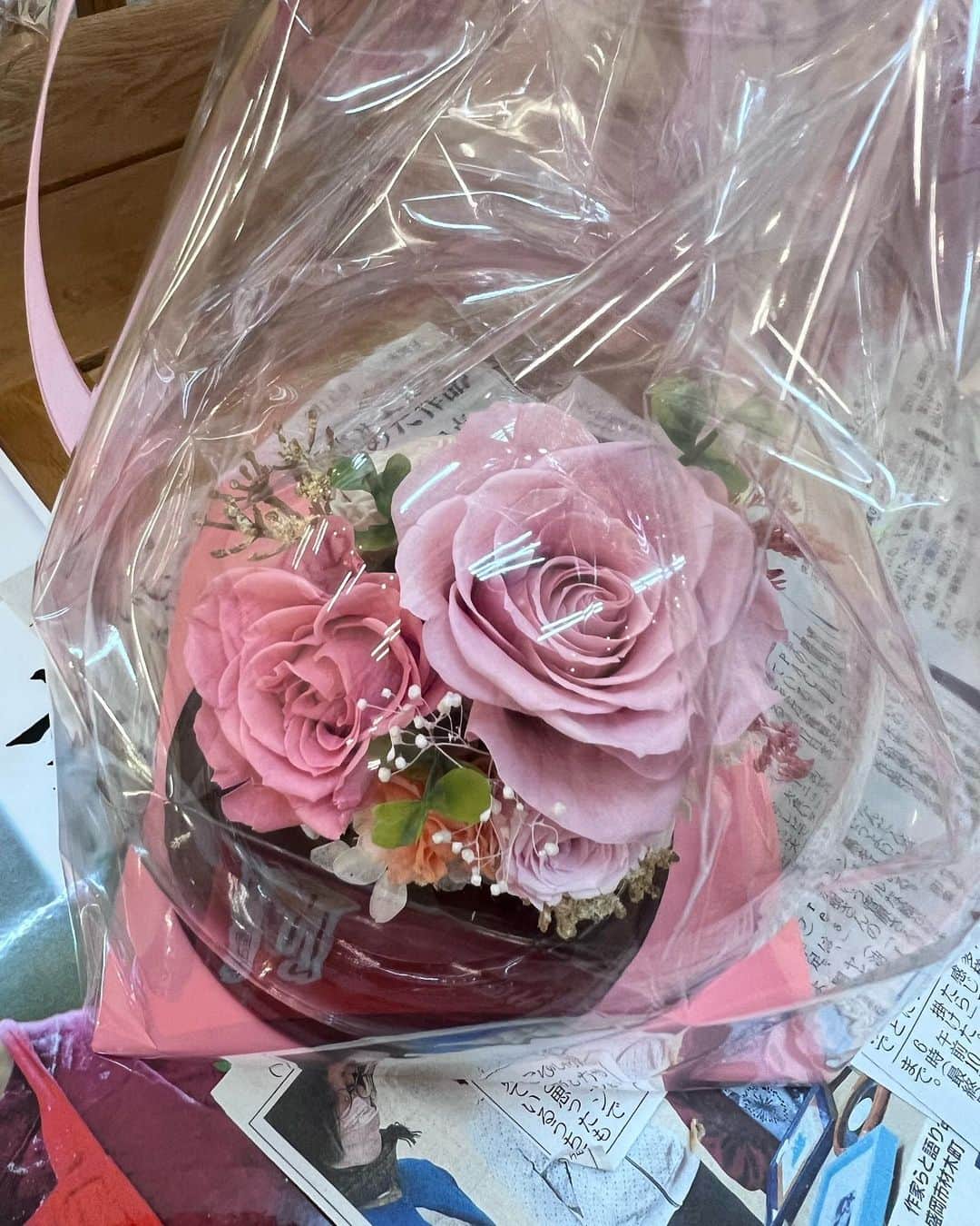 魔女菅原さんのインスタグラム写真 - (魔女菅原Instagram)「「菅原初代コレクション展　願わくば、手のひらいっぱい」、きのうはもえあずちゃんが来てくれました。 たくさんお話しして、楽しい時間でした。  艶々のお肌で屈託のない笑顔は出会った頃のままです。ドームに入ったピンク系の薔薇のブーケもありがとうございました。 #もえあず　#菅原初代　#彩画堂」2月17日 7時26分 - hatsuyosugawara