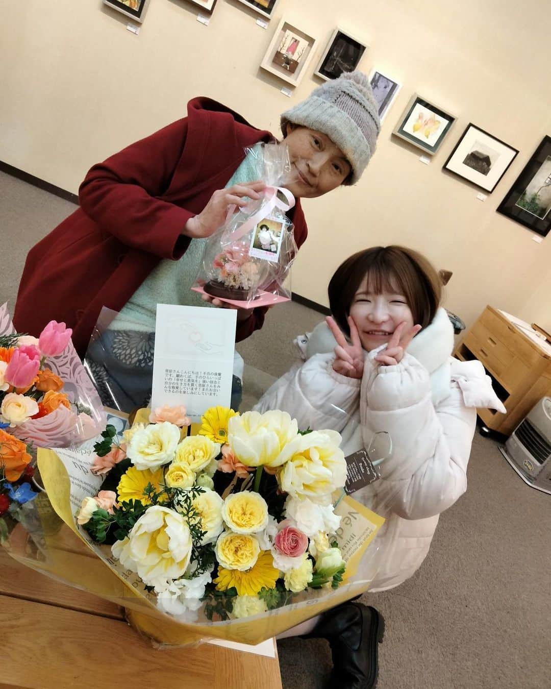 魔女菅原さんのインスタグラム写真 - (魔女菅原Instagram)「「菅原初代コレクション展　願わくば、手のひらいっぱい」、きのうはもえあずちゃんが来てくれました。 たくさんお話しして、楽しい時間でした。  艶々のお肌で屈託のない笑顔は出会った頃のままです。ドームに入ったピンク系の薔薇のブーケもありがとうございました。 #もえあず　#菅原初代　#彩画堂」2月17日 7時26分 - hatsuyosugawara