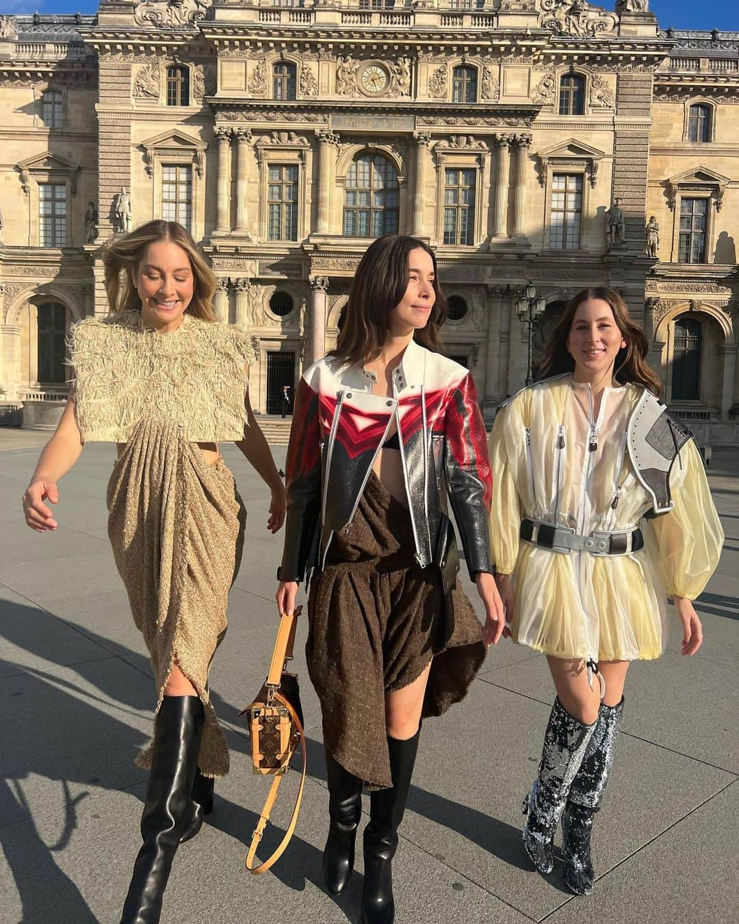 ハイムさんのインスタグラム写真 - (ハイムInstagram)「happy birthday to our sister danielle!! today is the day that we both say sorry for never letting you talk. We love you so much ♥️」2月17日 7時38分 - haimtheband