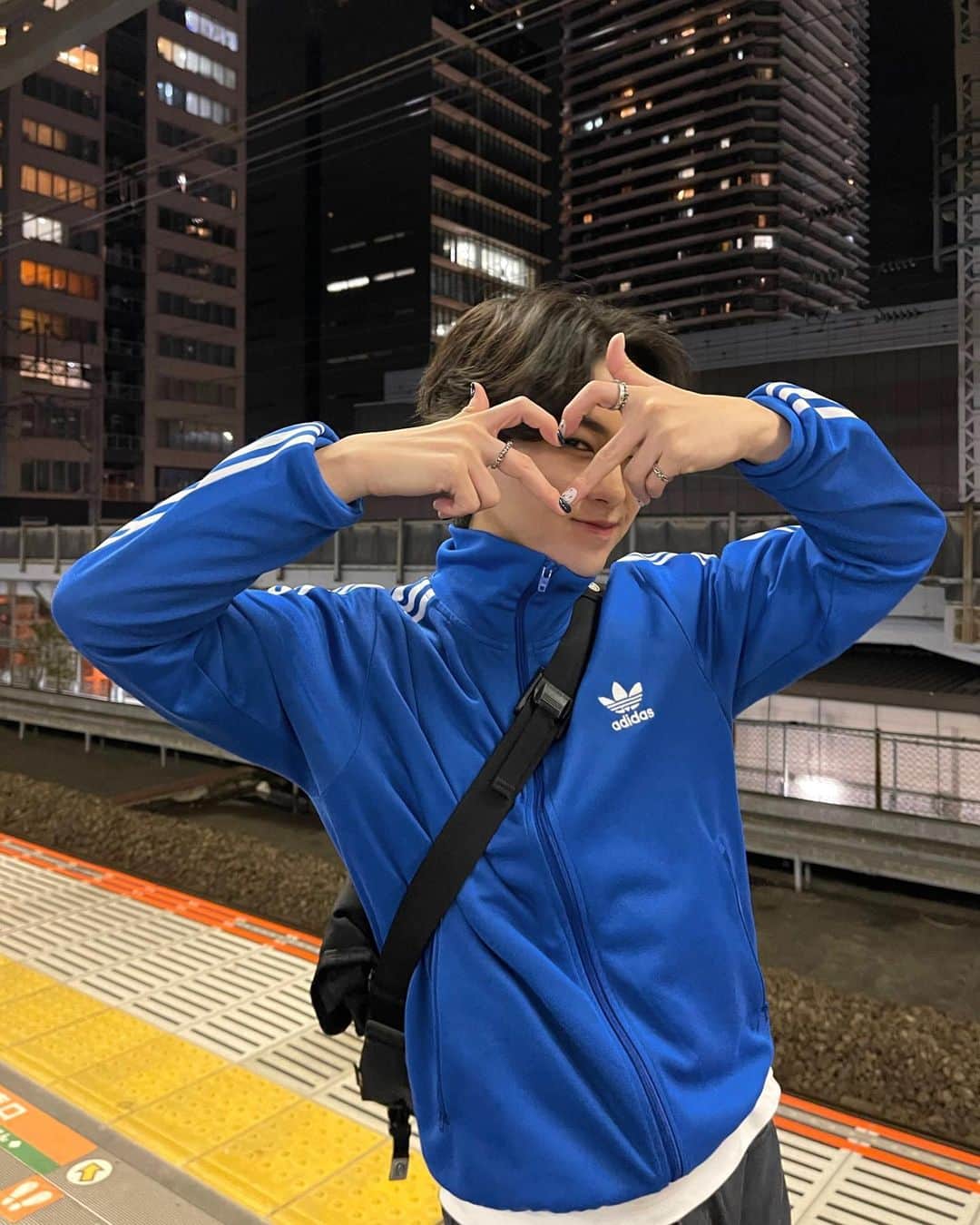 まきとんのインスタグラム：「💙🤍💙」