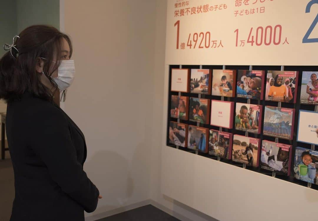 勝みなみさんのインスタグラム写真 - (勝みなみInstagram)「先日、ユニセフハウスにお伺いしました。 展示スペースを見るのは初めてだったのですが、「生まれる」「食べる」「遊ぶ」「学ぶ」など、自分たちにとっては当たり前のことが奪われている子ども達がたくさんいるという現状を目の当たりにして、ショックを受けました。 それと同時に、ユニセフでは、衣食住はもちろんのこと、赤ちゃんが産まれる保健施設の支援や、学校に通っていない子どもたちに教育の機会の提供など、他にも子どもの未来を守る様々な活動をしていることも改めて知ることができました。 私は2019年から「ユニセフフレンドネーション」でプロジェクトを立ち上げてチャレンジを続けています。 今年も自分の頑張りが、世界の子どもたちの支援に少しでもお役に立てればと思っています。  #unicef #ユニセフ#frendonation #フレンドネーション」2月17日 8時14分 - minami_katsu