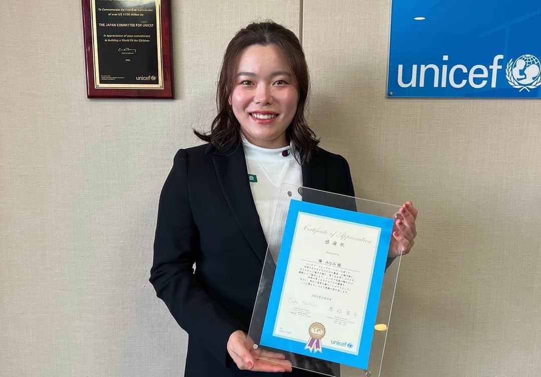 勝みなみのインスタグラム：「先日、ユニセフハウスにお伺いしました。 展示スペースを見るのは初めてだったのですが、「生まれる」「食べる」「遊ぶ」「学ぶ」など、自分たちにとっては当たり前のことが奪われている子ども達がたくさんいるという現状を目の当たりにして、ショックを受けました。 それと同時に、ユニセフでは、衣食住はもちろんのこと、赤ちゃんが産まれる保健施設の支援や、学校に通っていない子どもたちに教育の機会の提供など、他にも子どもの未来を守る様々な活動をしていることも改めて知ることができました。 私は2019年から「ユニセフフレンドネーション」でプロジェクトを立ち上げてチャレンジを続けています。 今年も自分の頑張りが、世界の子どもたちの支援に少しでもお役に立てればと思っています。  #unicef #ユニセフ#frendonation #フレンドネーション」