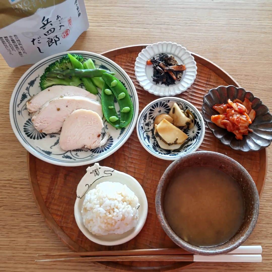 藤森夕子さんのインスタグラム写真 - (藤森夕子Instagram)「おはようございます(⁠^⁠^⁠)  写真は、先日の私のお昼ごはんです！ お弁当箱に入らなかった分や前日の夕飯を取っておいたものを少しずつ♡ 最近お出汁をあご入り兵四郎さんのだしパック　@ajino_hyoshiro を使うようになり新しいレシピに挑戦して楽しんでます！  6種類の国産だし素材に、塩や醤油を加え味を調えたあごの旨み豊かなだしパック！  ”あご入りだしパック”を日本で初めて開発されたんだそうで  食べる人もつくる人も笑顔になって欲しいとの兵四郎さんの願いがこのだしパックに詰まっていると思いました。  *サラダチキン ムネ肉にだしパックを破いて直接ふりかけ、お酒少々加えて低温調理  *お味噌汁は、お味噌少なめで！ そのままお湯割りスープでも美味しい👍  *豚こま肉と厚揚げ、小松菜炒め ごま油で炒めてだしパックを破いて直接ふりかけるだけ  *おむすび　 ごはんにシラス、粗みじん切りにして炒めた小松菜、だしパック中身をまぜる  色々活用できるから次は何にしようかな♡  さ、金曜日！  今日も楽しんでいきましょ(⁠^⁠^⁠) みなさん素敵な一日をね♡  #味の兵四郎 #あご入兵四郎だし  #だしパック #あごだし #兵四郎 #pr  #お弁当#お弁当記録#息子弁当#男子高校生弁当#男子弁当#二段弁当#まげわっぱ#曲げわっぱ#部活弁当#スポーツ弁当#だし巻き玉子#自家製梅干し#ていねいな暮らし#和食#献立#obento#lunchbox#japanesefood#cooking#毎日お弁当#今日のお弁当#高校生弁当#まげわっぱ弁当#お弁当クラブ」2月17日 8時35分 - yukofujimori2525