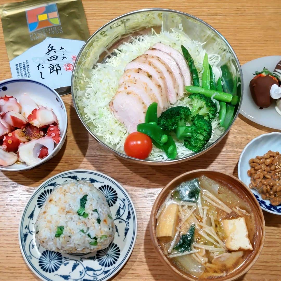 藤森夕子さんのインスタグラム写真 - (藤森夕子Instagram)「おはようございます(⁠^⁠^⁠)  写真は、先日の私のお昼ごはんです！ お弁当箱に入らなかった分や前日の夕飯を取っておいたものを少しずつ♡ 最近お出汁をあご入り兵四郎さんのだしパック　@ajino_hyoshiro を使うようになり新しいレシピに挑戦して楽しんでます！  6種類の国産だし素材に、塩や醤油を加え味を調えたあごの旨み豊かなだしパック！  ”あご入りだしパック”を日本で初めて開発されたんだそうで  食べる人もつくる人も笑顔になって欲しいとの兵四郎さんの願いがこのだしパックに詰まっていると思いました。  *サラダチキン ムネ肉にだしパックを破いて直接ふりかけ、お酒少々加えて低温調理  *お味噌汁は、お味噌少なめで！ そのままお湯割りスープでも美味しい👍  *豚こま肉と厚揚げ、小松菜炒め ごま油で炒めてだしパックを破いて直接ふりかけるだけ  *おむすび　 ごはんにシラス、粗みじん切りにして炒めた小松菜、だしパック中身をまぜる  色々活用できるから次は何にしようかな♡  さ、金曜日！  今日も楽しんでいきましょ(⁠^⁠^⁠) みなさん素敵な一日をね♡  #味の兵四郎 #あご入兵四郎だし  #だしパック #あごだし #兵四郎 #pr  #お弁当#お弁当記録#息子弁当#男子高校生弁当#男子弁当#二段弁当#まげわっぱ#曲げわっぱ#部活弁当#スポーツ弁当#だし巻き玉子#自家製梅干し#ていねいな暮らし#和食#献立#obento#lunchbox#japanesefood#cooking#毎日お弁当#今日のお弁当#高校生弁当#まげわっぱ弁当#お弁当クラブ」2月17日 8時35分 - yukofujimori2525
