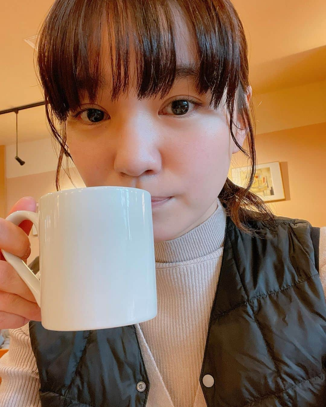 佐藤綾衣のインスタグラム：「、 今日も早起きからのコーヒーで お勉強モード🐹🐹  みんな、朝活してるー？😗 そして、寒いからインナーダウン必須🥺笑   #朝活  #勉強  #寒い #コーヒー  #ブラック派  #インナーダウン 大切笑」