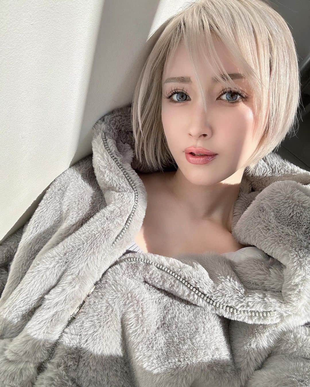 美咲あいりのインスタグラム：「_肌ケア🌤️ ⁡ ⁡ 前から気になっていたうっすぅ〜いシミに ピコスポットしてきたよ ⁡ 全体的なシミケアしてたけど フォトとか反応しずらくなっちゃっていて ピコスポットしたら気になっていたシミが一気になくなって 肌のトーンが統一感でてすっごく良かった！ ⁡ ⁡ 担当してくれた @omc_k_rr さんも2回くらいしたみたいですっごく肌が綺麗だったので私ももぅ一回するーーーっ！ ⁡ ⁡ ⁡ ⁡ APP DLお友達紹介キャンペーン ⁡ フォロワーさんにお得なお知らせ 「表参道メディカルクリニック」アプリをダウンロードして 予約の際に私の会員番号をお伝えすれば 全メニューで使用できるポイントを通常3000円分のところ『9000円分』プレゼントしてくれるそうです✨ ⁡ ※2023年3月まで（ポイント付与は来院後） この機会にぜひアプリダウンロードして お得に気になっていた施術を受けてみてね✨ ⁡ 友人紹介制度の詳細は 公式アカウントのハイライトや投稿から確認してね👇 @omotesando_medical_clinic ⁡ 私の会員番号はこちら👇 【2004691408747】 ⁡ @omotesando_medical_clinic @omc_clinic_roppongi @omc_k_rr  @dr.shuri_omc  #肌ケア #ピコスポット #表参道メディカルクリニック #表参道メディカルクリニック六本木本院」
