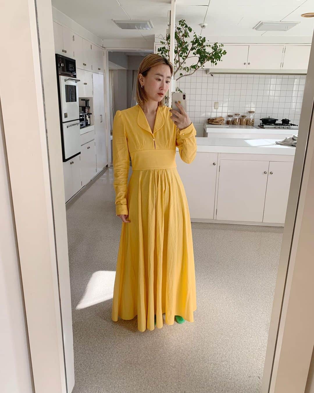 花盛友里のインスタグラム：「じゃーん！ @mystywoman_com さんとコラボワンピース作りましたー！本日発売🌈  めっちゃ可愛くできたー！！！  ひったひたに長いワンピースが大好きな私。 そして赤毛のアンの時代の服が好きー！ってことでそんな想いを込めて作りました。  イエローのワンピを作る時『これ大丈夫かな、みんな着るかな、、』って思ってめっちゃドキドキしたけど、撮影に着ていくとみんなに褒められてうれすぃ🤍  着画が撮れてないんだけどもう一型の肩にリボンがついたワンピは旅行にピッタリの優れもの！ 中に長袖着ても半袖着ても、そのまま着ても、何か羽織っても◎ さらにシワがつかないからスーツケースにポンっと入れてて大丈夫！！最高なのよ。  バッグも1泊くらいなら行けちゃうサイズで作ったよ！普段使いはもちろん、旅行や、ママバッグや保育園バック、買い物カバンとしても大便利ー！  「これミスティのお客さんたち好きかな、みんなどんなの着たいかな？」とかって私が言うとミスティのスタッフの皆さんが『いや、花盛さんが作りたいもの、着たいものを作りましょう！』って最初から最後まで言ってくれてほんと嬉しかった、優しすぎた😭😭😭🌈🌈🌈 予約販売では大好評だったみたいで嬉しすぎる！！ 本日から店頭にも並ぶよー！！ぜひー！！  詳しくは @mystywoman_com まで。」