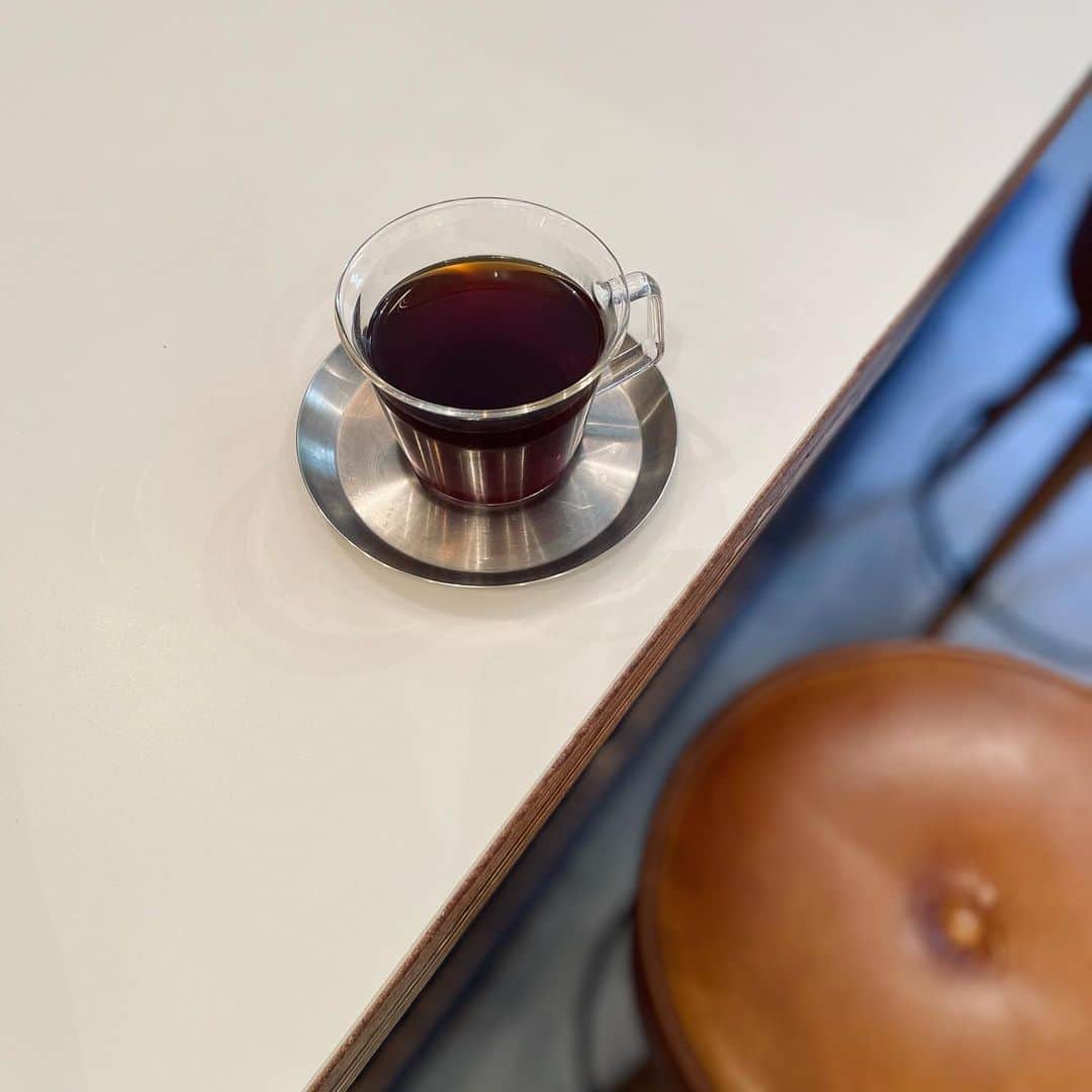 THE LOCAL ＊GoodCoffee運営店舗のインスタグラム：「⁡ ⁡ 皆さま おはようございます🫶 ⁡ 通勤電車から 今日もとってもきれいに 雪の帽子をかぶった富士山が見えて 幸せだなあ〜の私です🗻✨ ⁡ いよいよLOCALも 今の場所での営業が 10日となりました😌 ⁡ 2/26(日)まで 元気いっぱい営業しておりますので ぜひ ふらりお立ち寄りください🐘 ⁡ 基本的に1人での営業となりますので ご提供にお時間をいただく場合がございます。 よろしくお願いいたします🤝 ⁡ 今日は夜ローカルもあるので 11:00-18:00(L.O.17:30) 18:00-21:00(L.O.20:30) で お待ちしております☕️🍃 ⁡ ⁡ ⁡ ⁡ －－－－－－－ ⁡ ALL DAY   𝟣1:𝟢0-𝟣𝟪:𝟢𝟢(L.O.𝟣𝟩:𝟥𝟢) 夜ローカル   𝟣𝟪:𝟢𝟢-𝟤𝟣:𝟢𝟢(𝖫.𝖮.𝟤𝟢:𝟥𝟢) 　(2月→17.18.24.25) ⁡ 住所/〒𝟣𝟧𝟢-𝟢𝟢𝟢𝟣 東京都渋谷区神宮前𝟧丁目𝟥𝟢-𝟥 ニューアートビル𝟤階 ⁡ #thelocaltokyo#thelocalcoffeestand #goodcoffee」