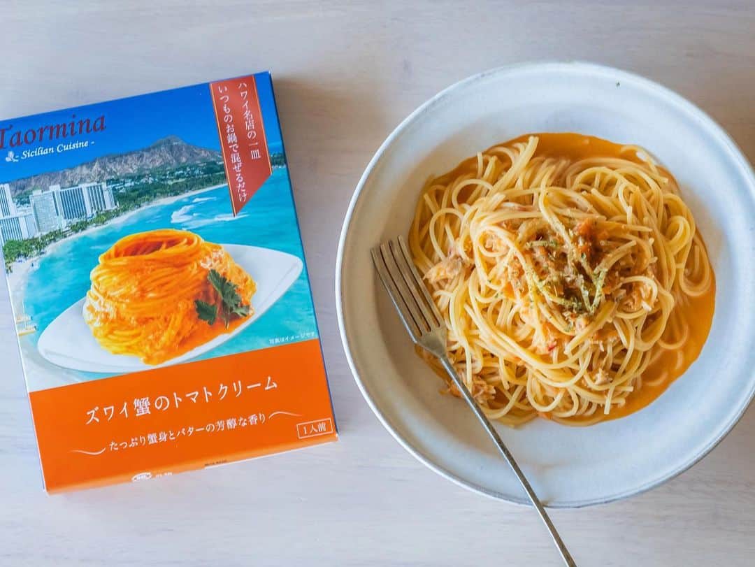 haru.さんのインスタグラム写真 - (haru.Instagram)「. こんにちは！ . 今回は #ロイヤルハワイアンファクトリー @royalhawaiianfactory.jp  と、ハワイの大人気レストラン #タオルミーナ が提携して作った、日本初上陸のパスタソース をお試しさせていただきました！ . 発売されているのは、フェンネル香るイワシのパレルモ風・海の幸と完熟トマトの贅沢ソース、・ズワイ蟹のトマトクリームソースの3種類のパスタソース🍝 . 今回は #ズワイ蟹のトマトクリームソース をランチでいただきましたが、ソースと具材をパスタに混ぜ合わせていただくタイプのソースで、ズワイ蟹の身もたっぷり！ 風味も味も本格派で、大満足の味わいでした✨ . ハワイの名店タオルミーナのパスタソースをおうちで楽しめるのは、とても贅沢ですよねー♡ . 興味のある方は、ぜひ公式アカウント @royalhawaiianfactory.jp をチェックしてみてくださいね！ . . .  #ロイヤルハワイアンファクトリー　#royalhawaiianfactory #パスタソース #新商品  #ハワイグルメ　 #お取り寄せ #ハワイ #おうちハワイ」2月17日 10時20分 - colorful.haru_tk19