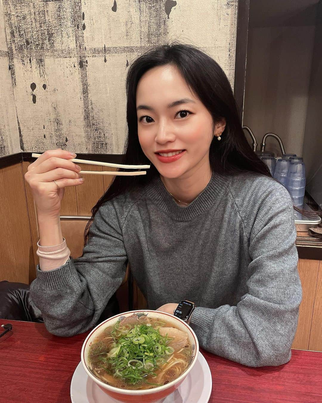 市川あまみのインスタグラム：「京都でラーメンを食す🍜🍜🍜🍜美味 . 職業柄全く食べないと思われがちだけど、ラーメンやジャンクフードが好きな私🫠🫠そして残すのも嫌いだからしっかり全部食べる🐷(初めて会う人にビックリされがちw . 食べたい！って思う時に我慢する方が心に良くないので、しっかり食べた後調整すればいいと思う派です🫡🫡 旅行とか友達と会ってる時に我慢するのって勿体無いしね🐷❣️ . さて、今日は動きますか✊ . #たびすたぐらむ  #京都 #食べるのが好き  #あまみヨガ #amamiyoga #市川あまみ #ストレッチ #ヨガ #yoga #ボディメイク #宅トレ #ダイエット」