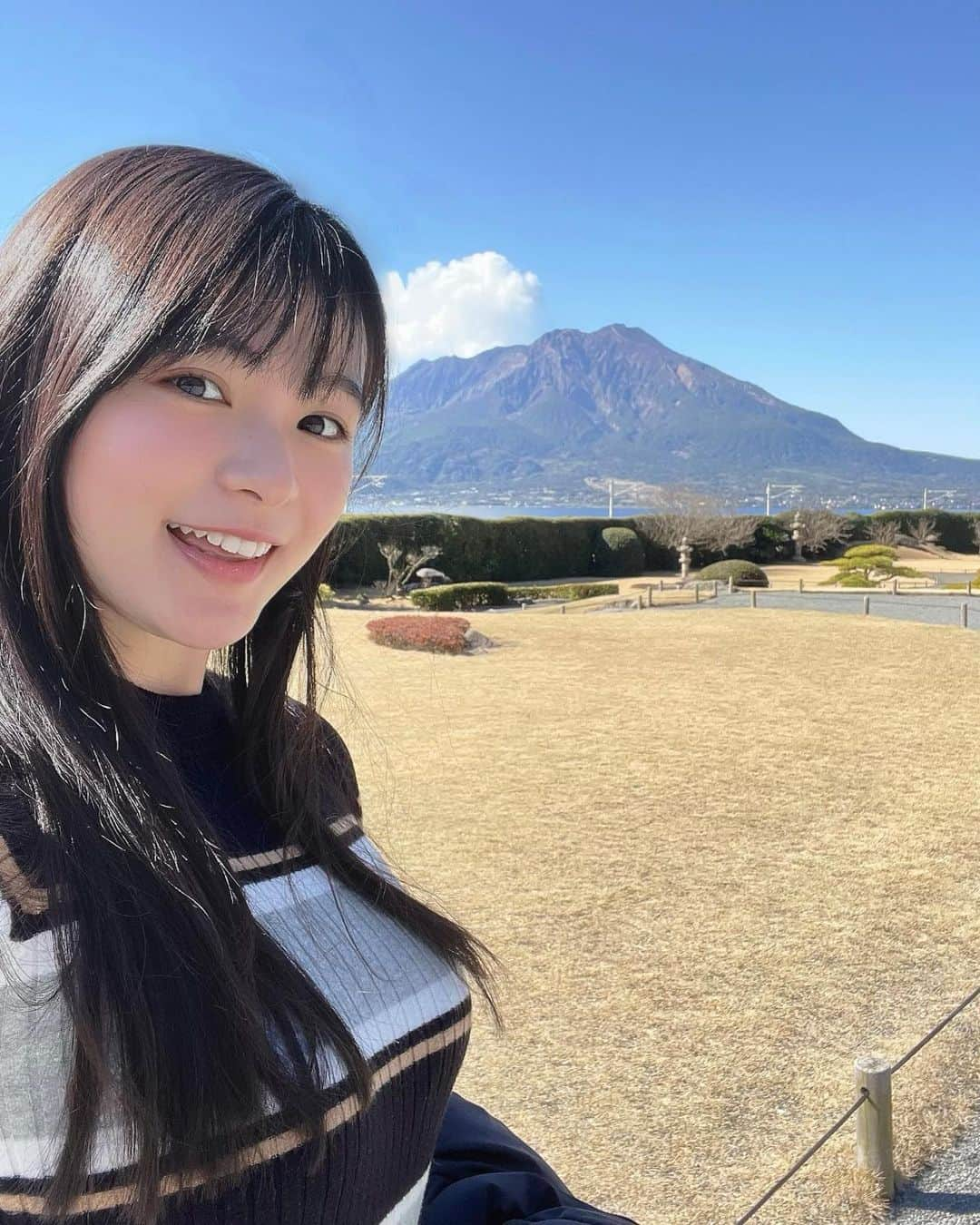 星名美津紀さんのインスタグラム写真 - (星名美津紀Instagram)「はじめての鹿児島県🌸 #仙巌園 からの#桜島 ⛰  桜と梅が満開🥰 もうすぐ春です🌸」2月17日 11時03分 - hoshina_mizuki