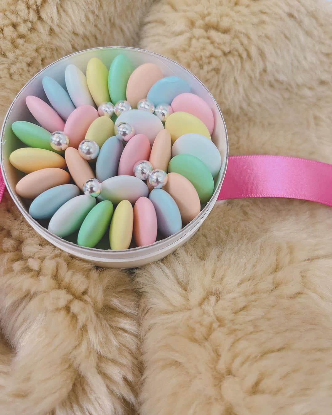 のインスタグラム：「バレンタインはあげる側から貰う側にw  歳を重ねると変わってきますね✨  開けた瞬間うっとりする程の可愛さに心打たれました🤍  食べるのが勿体無いくらいの可愛さに、しばし眺めていました✨  子供がもう少し大きくなったら バレンタインはあげる側に戻ります。  息子はチョコレートの味を知るのはまだまだ先伸ばしに。  #バレンタイン#チョコ#息子」