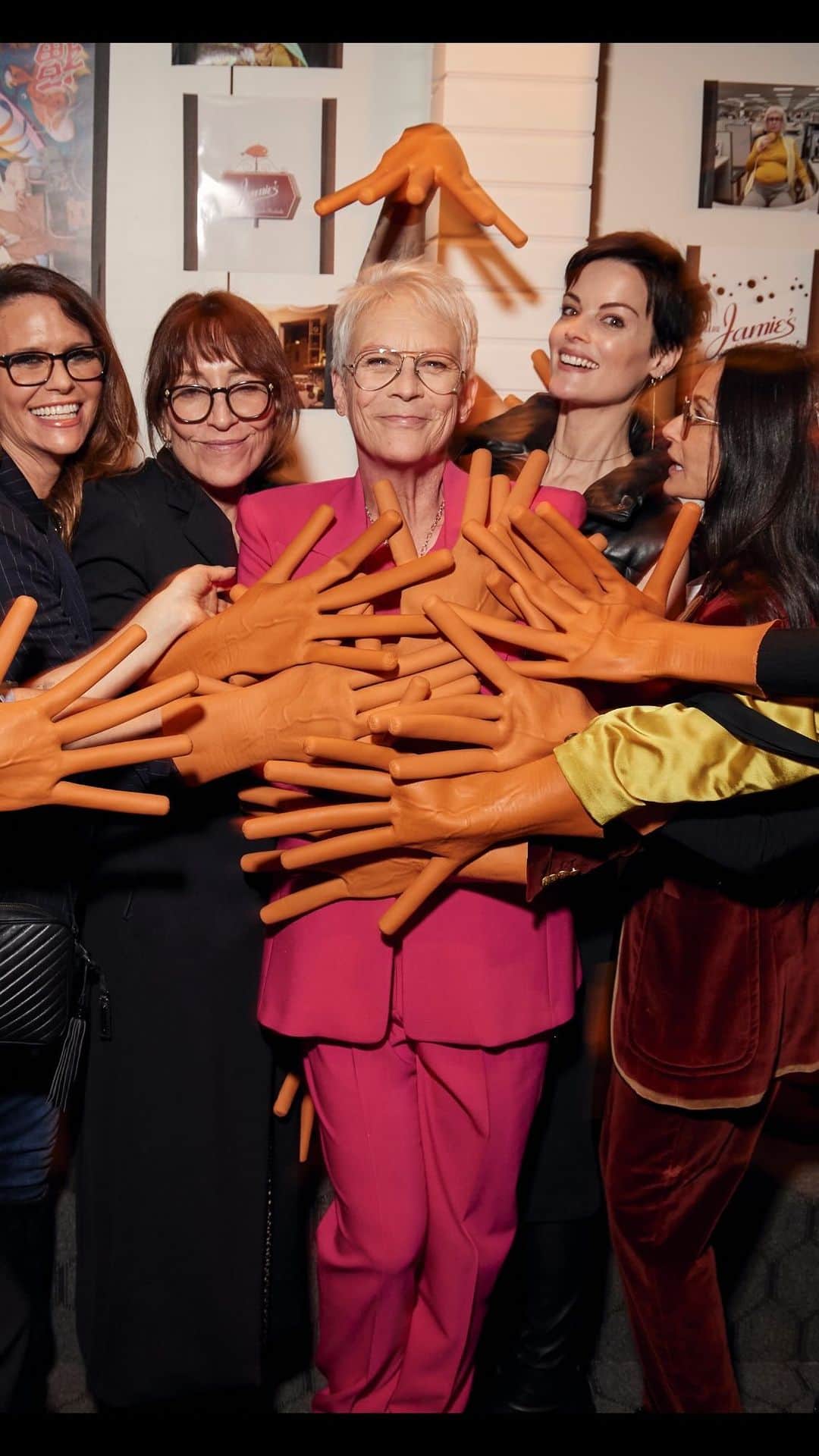アマンダ・デ・カディネットのインスタグラム：「What a beautiful night celebrating our beloved @jamieleecurtis for her powerful Oscar nominated performance in #everythingeverywhereallatonce Coming together with this incredible group of ladies to celebrate our sister was beyond joyous .. We ❤️ you JLC 🎦 @marcmalkin  @demimoore @ddlovato @jennifergrey @amylandecker @melaniegriffith @tiffanyhaddish @alexandrahedison @kateysagal @jaimiealexander」