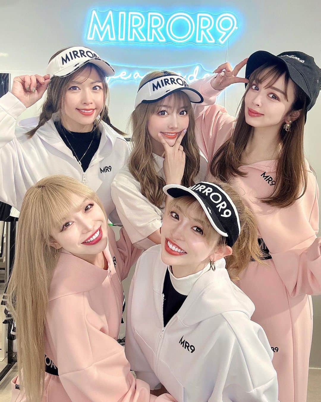 吉川ちえのインスタグラム：「【⛳️✨⛳️✨⛳️✨】 . 昨日mirror9⭐️golfの展示会へ😙 ( @mirror9golf ) るみちゃんと夏海ちゃんと行ったよ✨ めちゃくちゃ可愛いSS🌸がたくさん🫰❤️ 可愛いウェアをオーダーしました💕 またオーダーしたウェアについてUPします👀✨ . はじめましての ( @pink_mirror9 )さんと ( @coco_mirror9 )さん👭❤️ お会いするの緊張したけどおふたりとも めっちゃ優しくて綺麗で更にドキドキした(*´ ³ `)ﾉ💕笑 . #golf #mirror9 #mirror9golf  #ゴルフ女子 #ゴルフコーデ  #ゴルフウェア #golfwear」