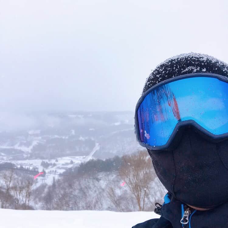 坂部友宏さんのインスタグラム写真 - (坂部友宏Instagram)「行ったのは先週10日(金) だけど、だいぶ前のような気がする  1週間が毎週濃い 今週も出来事がさまざま🙄 しっかりニュースをお伝えできていたのなら良かったと思いますが果たして...  #胎内スキー場  スキーします  リフトに乗る間は、時々ボーッとして 時々、仕事のことも浮かぶ でもそれも悪くない気がする そそぎ込みたいと思えるものがあるというのは幸せなこと  ただ、スキー場で最高の時間は滑る時だ 一気にゲレンデを滑り降りるあの時間は、雑念が消える ゲレンデパワーだ 爽快だ！ 気持ちいい！  ゲレンデを滑り降りた後に思うのは 「もっと上手くなりたい。ただそれだけです」  #流川楓  本当に、華麗なスキーヤーに憧れる  SNSでは初めて言いますが... 去年10月、ランニング🎽中に脚をくじいて甲を骨折し、この2月ようやく治ってきたところ🫡 先週が、今シーズン初滑り  ONI割チケット(新潟県民限定のリフト割引券)を あと苗場スキー場と、赤倉観光リゾートスキー場と、池の平アルペンブリックスキー場で買ってるので こっから雪解けまでまだ楽しみたい！  #ONI割  冬が終わるのが淋しい😵」2月17日 22時27分 - t_sakabe_bsn