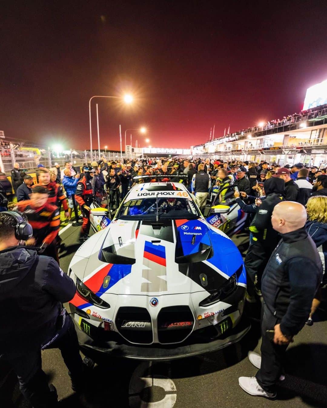 バレンティーノ・ロッシのインスタグラム：「Follow the sun 🌅  At the Bathurst 12H race」
