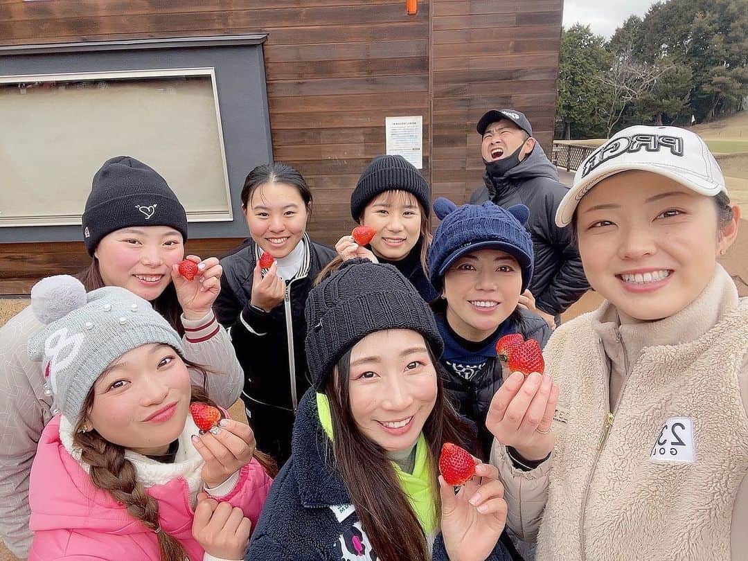 のインスタグラム：「修善寺合宿⛳️ 全員じゃないけど唯一皆んなで撮った写真🤳 . いちごは愛ちゃんママから頂きました🍓✨ 甘くて凄く美味しかった😋♡ . サトウのご飯、白米のほうしか食べたことなかったけど スーパー大麦ご飯美味しかった🥺✨ . ありがとうございました☺️」