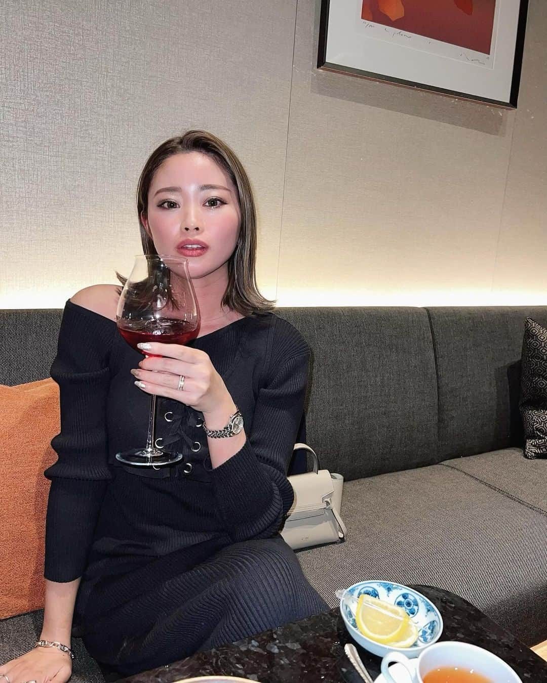 岡田沙知のインスタグラム：「. 式まで一応お酒控えめにしてる最近🙄 カラオケ行きたい😮‍💨🤍 . #fashion#dinner」