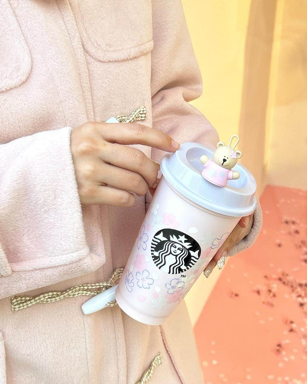 tomomi ❤︎ よしはしともみ ❤︎さんのインスタグラム写真 - (tomomi ❤︎ よしはしともみ ❤︎Instagram)「. . . 　　Starbucks SAKURAシーズン2023 / 📍全国 . . . 今日から始まったSAKURAシーズン2023のグッズたち🌸 . . . 今回も ☑︎ SAKURA2023リユーザブルカップ ☑︎ SAKURA2023ドリンクホールキャップベアリスタ . . の2つをゲットできたよ〜✌🏻💕 前回の反省を活かして 今日は早起きして朝イチスタバに 先にグッズだけ買いに行った😂 . . 午後には無くなってる店舗多かったから 今回も大人気だね🩰 他のグッズは割と残ってたからバレンタインほど争奪戦ではなさそう？？🐰 . . . #starbucks #starbucksjapan #スターバックス #スターバックス新作 #スターバックスタンブラー #スターバックスさくら #スタバ #スタバ新作 #スタバタンブラー #スタバラ部 #スタバグッズ #スタバさくら #リユーザブルカップ #リユーザブルカップキャップベアリスタ #ベアリスタ #ドリンクホールキャップベアリスタ #タンブラー #桜シリーズ #さくらシリーズ #さくら2023 #sakura2023 #東京カフェ #カフェ巡り部 #カフェ巡り東京 #カフェ部 #カフェ活」2月17日 21時09分 - tomomi_yoshihashi