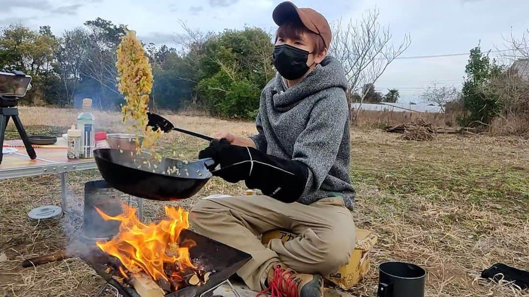 赤髪のともさんのインスタグラム写真 - (赤髪のともInstagram)「ついに念願の鉄鍋で炒飯作りました。 YouTubeで投稿したのでチェックしてみてねー！」2月17日 21時13分 - tomo0723sw